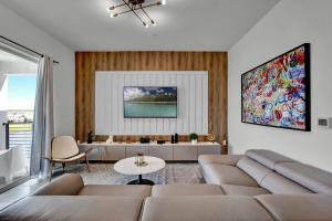 2 Bedrooms 2 Bathrooms Storey Lake 3191-405 Pc