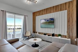 2 Bedrooms 2 Bathrooms Storey Lake 3191-405 Pc