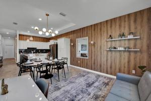 2 Bedrooms 2 Bathrooms Storey Lake 3191-405 Pc