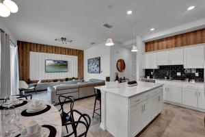 2 Bedrooms 2 Bathrooms Storey Lake 3191-405 Pc