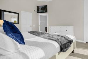 3 Bedrooms 3 Bathrooms Windsor Palms 2340 Sp