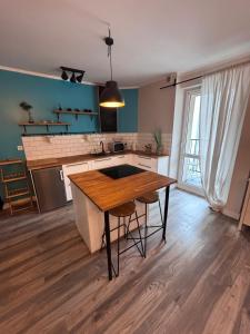 ZABRSKA l Studio 15 & 17