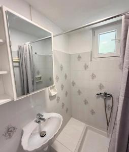 Lions 2 Studios & Apartments, Poros Island.
