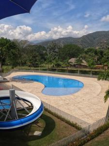 Apartasol familiar con piscinas, toboganes y aire acondicionado