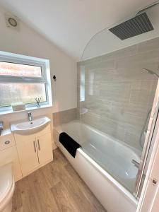 Lovely 2 BR House - Fast Wi-Fi, Private Garden