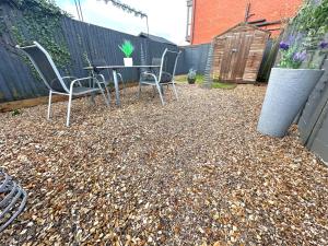 Lovely 2 BR House - Fast Wi-Fi, Private Garden