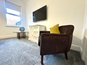 Lovely 2 BR House - Fast Wi-Fi, Private Garden