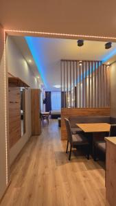 Elegance Lux Living 214