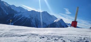 4 personnes au pied des piste et sentier de randonné