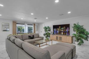 5 Bedroom Villa Heated Pool with Game Room 5 Minutes to Ocean