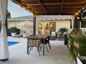 Bonita Springs Beach Home with Heated Pool Near Barefoot Beach