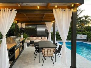 Bonita Springs Beach Home with Heated Pool Near Barefoot Beach