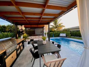 Bonita Springs Beach Home with Heated Pool Near Barefoot Beach