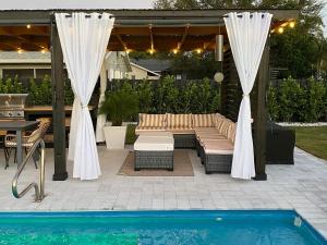 Bonita Springs Beach Home with Heated Pool Near Barefoot Beach