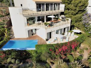 Idyllic 6 bed villa stunning sea view salt pool