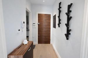 Sleek Modern 1BDR Steps from Northfields Station