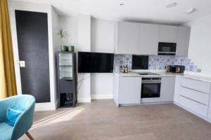 Sleek Modern 1BDR Steps from Northfields Station