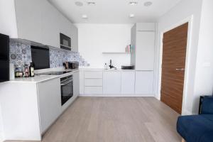Sleek Modern 1BDR Steps from Northfields Station