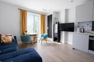 Sleek Modern 1BDR Steps from Northfields Station