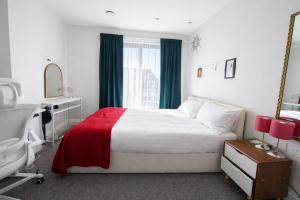 Sleek Modern 1BDR Steps from Northfields Station