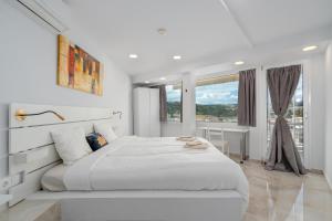 Urban loft with balcony across the Acropolis!