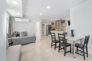 Urban loft with balcony across the Acropolis!