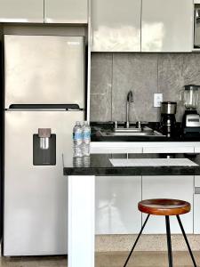 Paradise Apt steps 5thAv & Beach