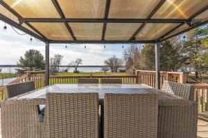 Private Hay Bay Waterfront Napanee with Pool and Dock