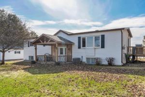 Private Hay Bay Waterfront Napanee with Pool and Dock