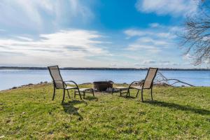 Private Hay Bay Waterfront Napanee with Pool and Dock