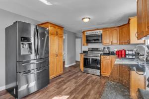 Private Hay Bay Waterfront Napanee with Pool and Dock