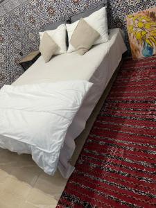 15 minutes to Jemaa el-Fnaa Square and the historic Monimon