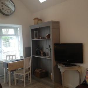 Cosy Coastal Lodge Walk to Beach Free Parking