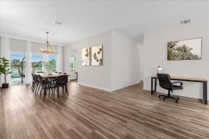 4 Bedrooms 3 Bathrooms Cresent Lakes 5305 CV