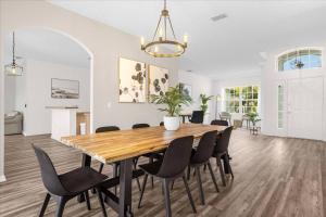 4 Bedrooms 3 Bathrooms Cresent Lakes 5305 CV