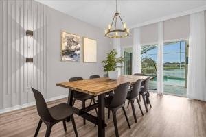 4 Bedrooms 3 Bathrooms Cresent Lakes 5305 CV