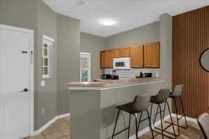 3 Bedrooms 25 Bathrooms Lake Berkley 1121Pr