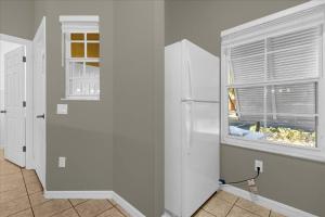 3 Bedrooms 25 Bathrooms Lake Berkley 1121Pr