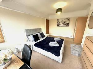 Heathrow Contractor 3-Bedroom Maisonette, Garden & Parking