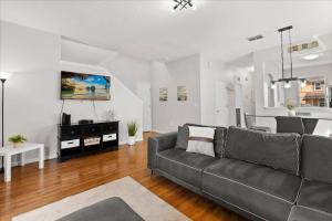 4 Bedrooms 3.5 Bathrooms Regal Palms 203 LM