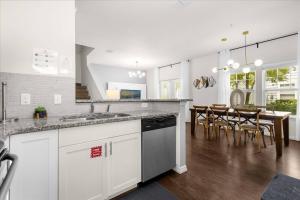 4 Bd 3 Ba Lucaya Village 21-101