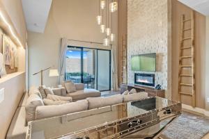 4 Bedrooms 45 Bathrooms Magic Village 7575 Bd