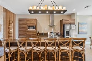 4 Bedrooms 45 Bathrooms Magic Village 7575 Bd