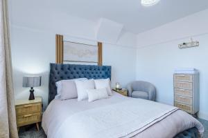 Luxury 3-Bedroom Apartment with 75-Inch TV, Fireplace & Terrace near Manchester Airport