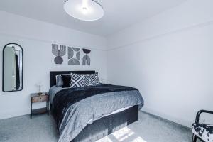 Luxury 3-Bedroom Apartment with 75-Inch TV, Fireplace & Terrace near Manchester Airport
