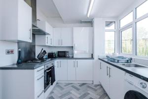 Luxury 3-Bedroom Apartment with 75-Inch TV, Fireplace & Terrace near Manchester Airport