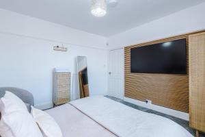 Luxury 3-Bedroom Apartment with 75-Inch TV, Fireplace & Terrace near Manchester Airport