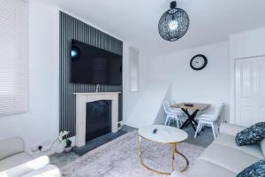 Luxury 3-Bedroom Apartment with 75-Inch TV, Fireplace & Terrace near Manchester Airport