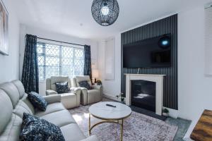 Luxury 3-Bedroom Apartment with 75-Inch TV, Fireplace & Terrace near Manchester Airport