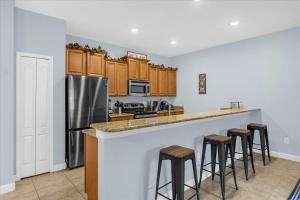 4 Bedroom 3 Bathroom Paradise Palms 8963SP